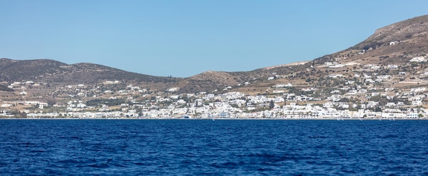 Isola di Paros Naoussa Cicladi Grecia Edifici bianchi sul lungomare mare e cielo blu