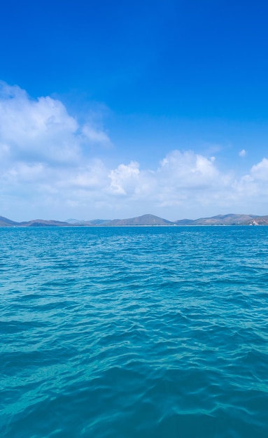 Isola di Phi Phi Lay con alte scogliere e montagne blu timide e nuvole bianche Acqua limpida e mounta