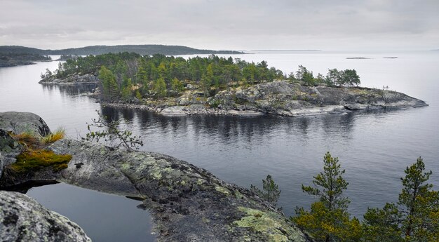 Isola di pietra, ricoperta di foresta nel mezzo del lago Ladoga settentrionale nella regione della Carelia in Russia