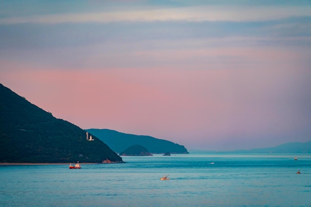 Isola di sagoma con il tramonto in un colorato sfondo chiaro uft paradiso colore esotico per vacanze e sfondo di viaggio