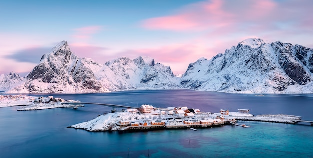 Isola di Sakrisoya con le montagne all'alba