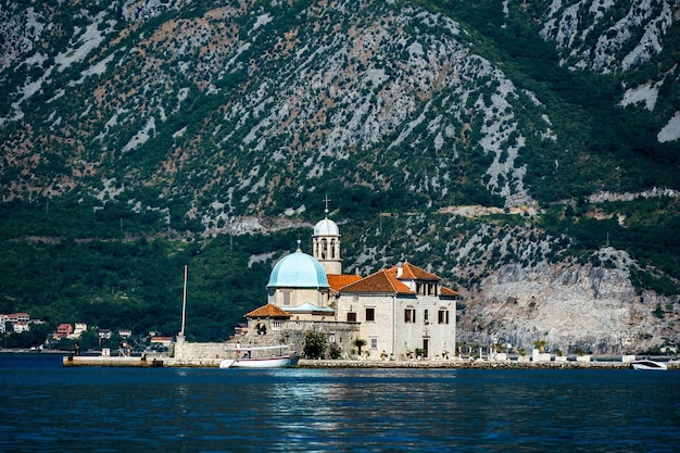 Isola di San Giorgio con la vecchia chiesa in montenegro vista dall'architettura antica della baia di kotor di balka