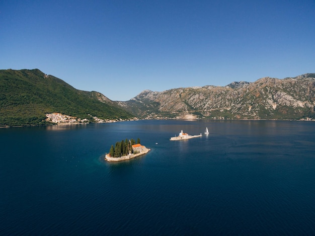 Isola di san giorgio e gospa od skrpjela nella vista laterale della baia di kotor