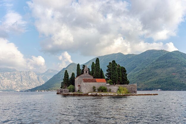 Isola di San Giorgio nella baia di Kotor. Montenegro