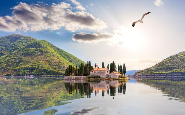 Isola di San Giorgio presso la costa di Perast nella baia di Kotor, Montenegro