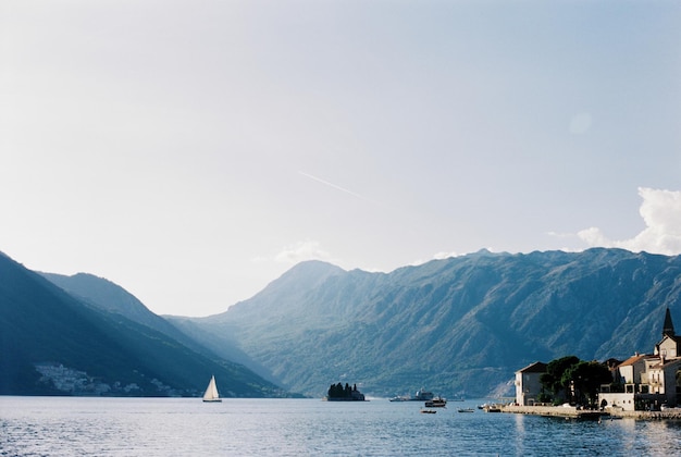 Isola di San Giorgio vicino alla costa di Perast con le montagne sullo sfondo