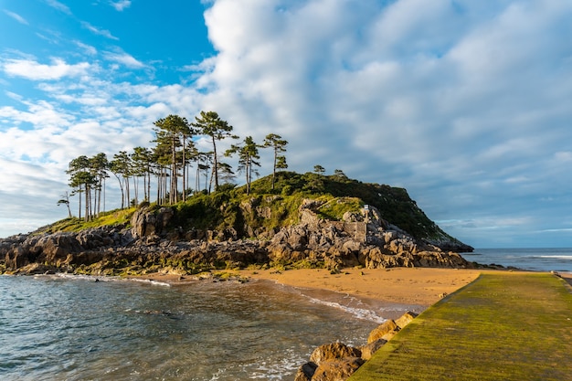 Isola di San Nicolas con la bassa marea a Lekeitio, Paesi Baschi