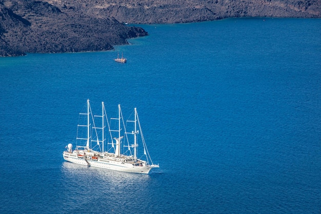 Isola di Santorini con barca a vela in Grecia. navigando nell'isola egea mediterranea di Santorini