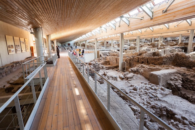 ISOLA DI SANTORINI, GRECIA - 28 OTTOBRE 2016: Scavo del Museo del sito archeologico di Akrotiri. Akritiri si trova vicino a Fira, isola di Santorini in Grecia.