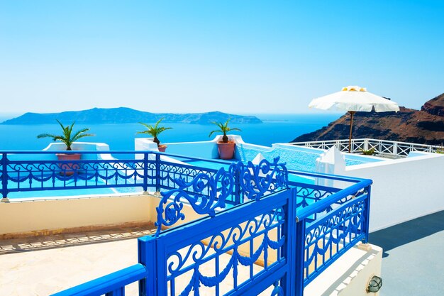 Isola di Santorini, Grecia. Bellissimo terrazzo con vista mare. Concetto di destinazioni di viaggio