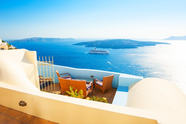 Isola di Santorini, Grecia. Bellissimo terrazzo con vista mare. Famosa destinazione di viaggio, resort greco di lusso.