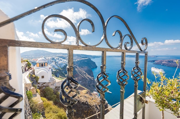 Isola di Santorini, Grecia. Cancello rustico in ferro con vista mare. Famosa destinazione di viaggio, Grecia di lusso