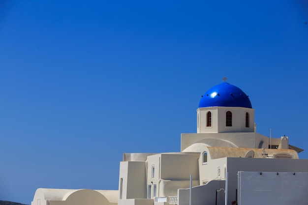 Isola di Santorini in Grecia Chiesa bianca su sfondo blu