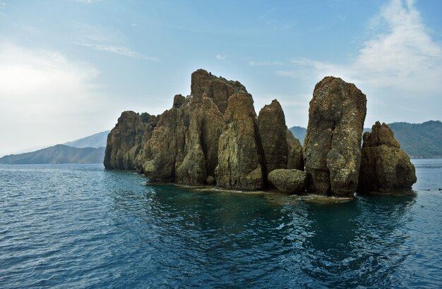 Isola di sassi nel mare