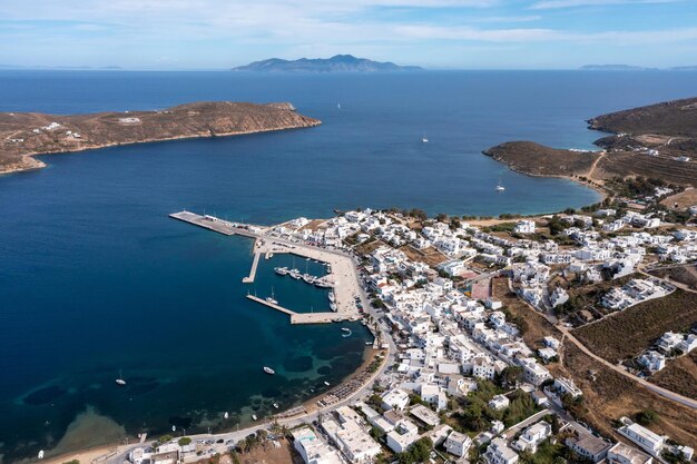 Isola di Serifos, Grecia, Cyclades, vista aerea di Livadi e porto da drone