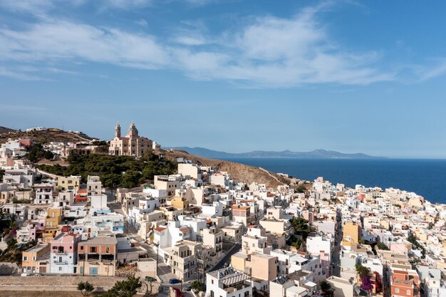 Isola di Siros Grecia vista aerea da drone Ermoupolis e Ano Città di Siros paesaggio cittadino sfondo cielo blu nuvoloso