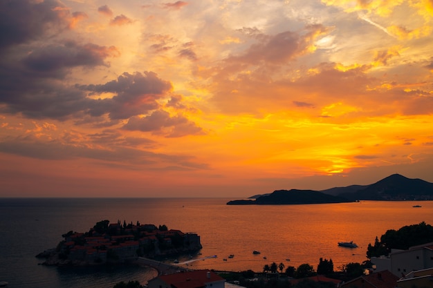 Isola di sveti stefan al tramonto