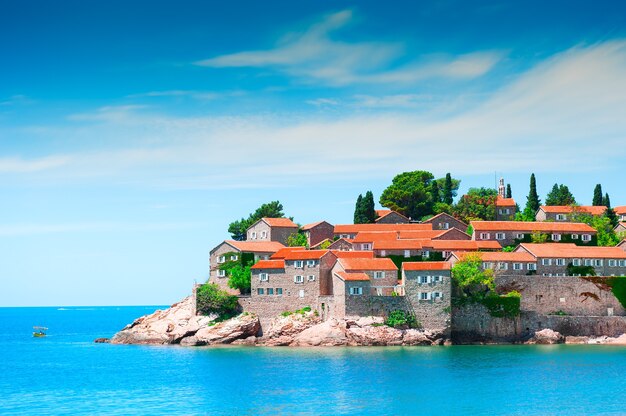 Isola di Sveti Stefan vicino a Budva, Montenegro. Resort di lusso sul mare Adriatico. Famosa destinazione di viaggio