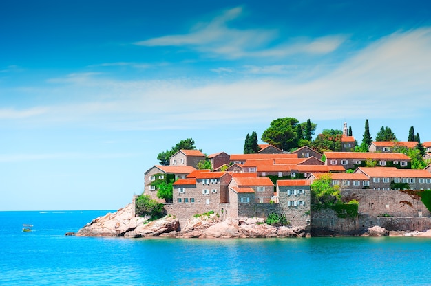 Isola di Sveti Stefan vicino a Budva, Montenegro. Resort di lusso sul mare Adriatico. Famosa destinazione di viaggio