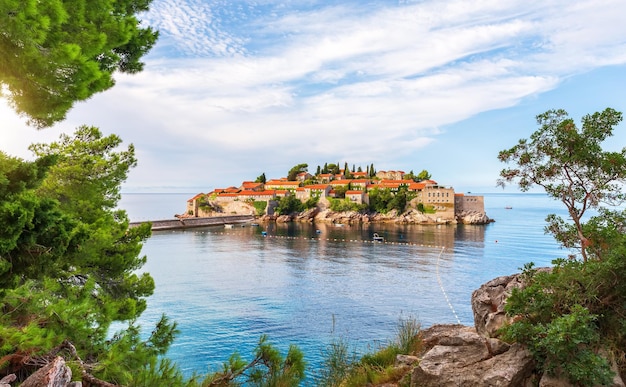 Isola di Sveti Stefan vista dalla roccia Budva riviera Montenegro