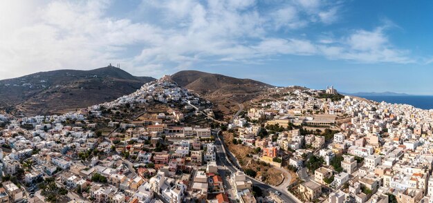 Isola di Syros Hermoupolis paesaggio urbano panorama vista aerea da drone Grecia Cicladi