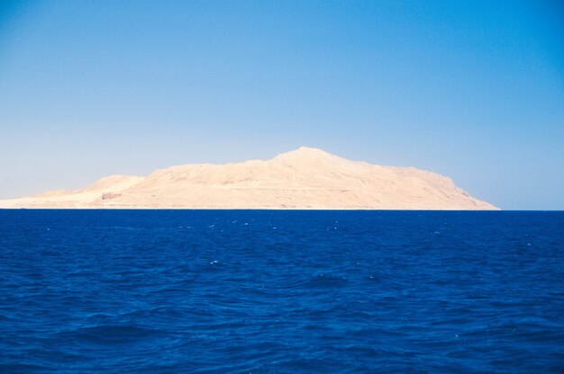 Isola di Tiran in vista sul mare. Orizzonte, Rock, Egitto