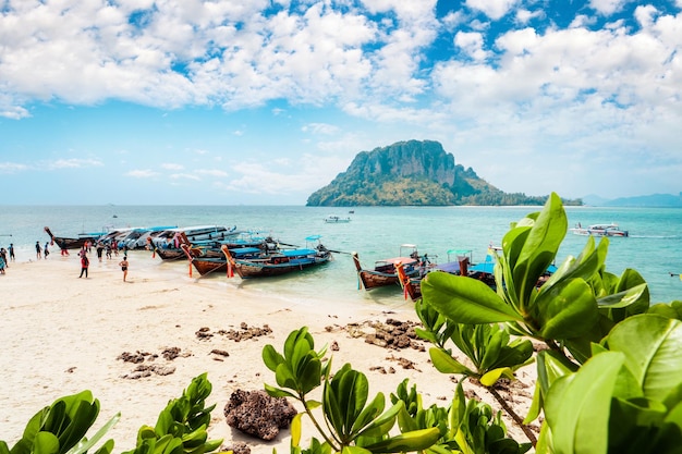 Isola e barca a coda lunga e la spiaggia sull'isola di Krabi Thailandia