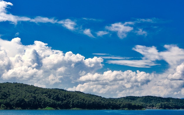 isola e mare con cielo nuvoloso blu