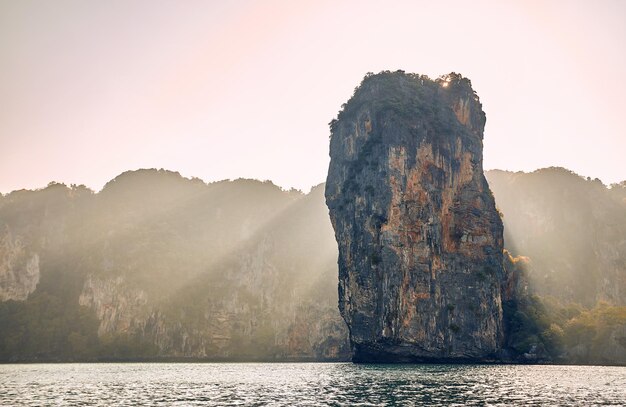 Isola e roccia in Thailandia