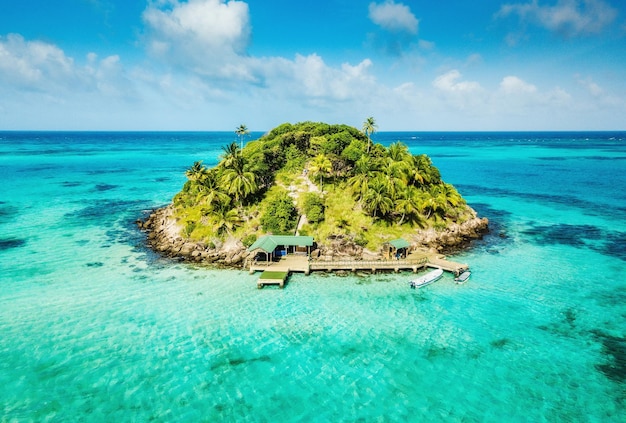 Isola in mare contro il cielo
