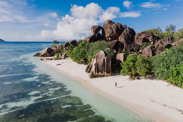 Isola "La digue" alle Seychelles. Spiaggia d'argento con pietra granitica e giungla. Equipaggi godere delle vacanze e rilassarsi sulla spiaggia. Vista aerea