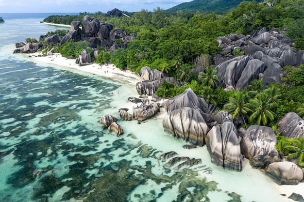 Isola "La digue" alle Seychelles. Spiaggia d'argento con pietra granitica e giungla. Vista aerea