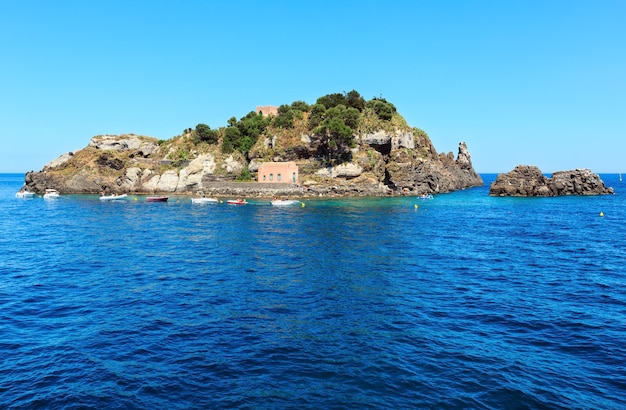 Isola Lachea sulla costa siciliana di Aci Trezza