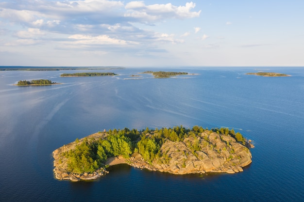 Isola nel Golfo di Finlandia vista aerea. Mare Baltico