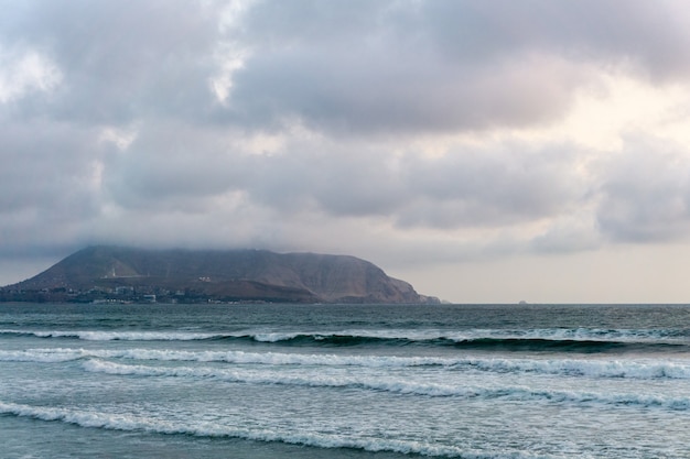 Isola nella spiaggia di Lima, Perù