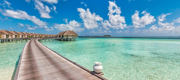 Isola paradisiaca delle Maldive. Paesaggio aereo tropicale, ville di bungalow sull'acqua del ponte del molo con vista sul mare
