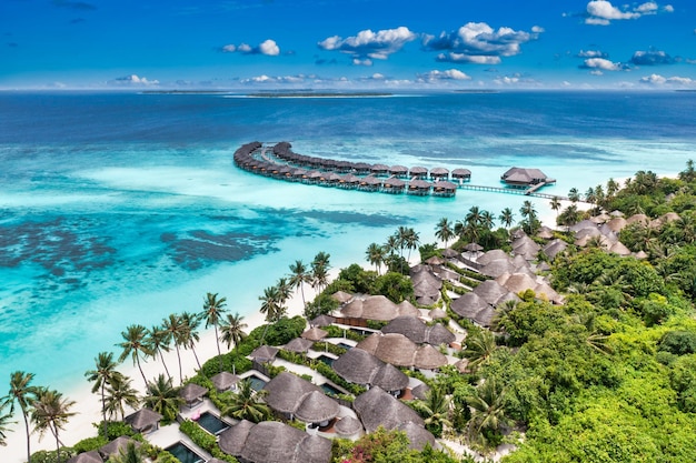 Isola paradisiaca delle Maldive Paesaggio aereo tropicale vista sul mare molo acqua bungalow ville resort