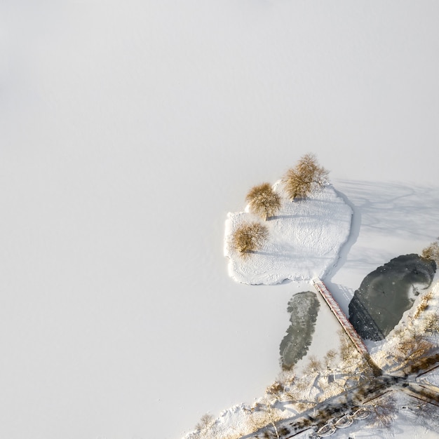 Isola su un lago con un ponte in inverno Loshitsky Park Minsk, Bielorussia