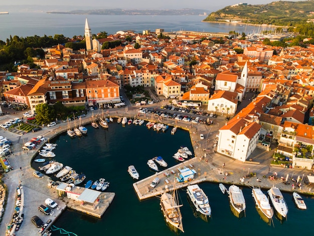 Isola sul mare Adriatico Istria in Slovenia Veduta da drone della città e del porto