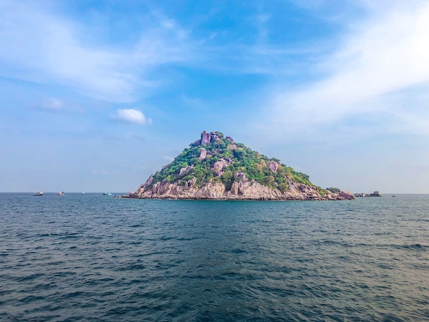 Isola sul mare con cielo sereno