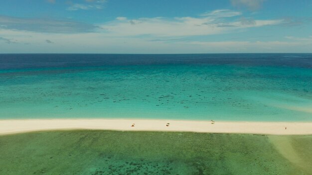 Isola tropicale con spiaggia sabbiosa Camiguin Filippine