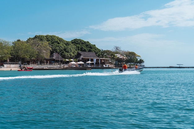 Isola tropicale dei Caraibi. Spiaggia e divertimento in mare. Vacanza nell'oceano. Estate in paradiso. viaggio ai caraibi