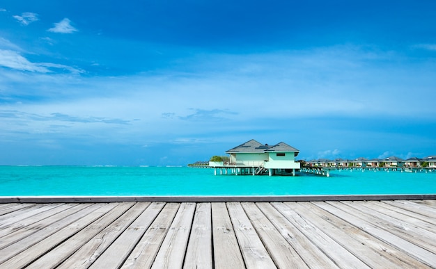 Isola tropicale delle Maldive con la spiaggia sabbiosa bianca e il mare tropicale della spiaggia