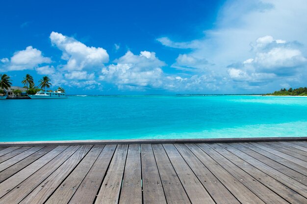 Isola tropicale delle Maldive con spiaggia di sabbia bianca e mare