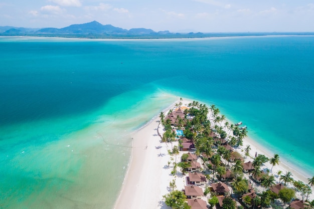 Isola tropicale di Koh Mook nel mare di Andaman Trang in Thailandia