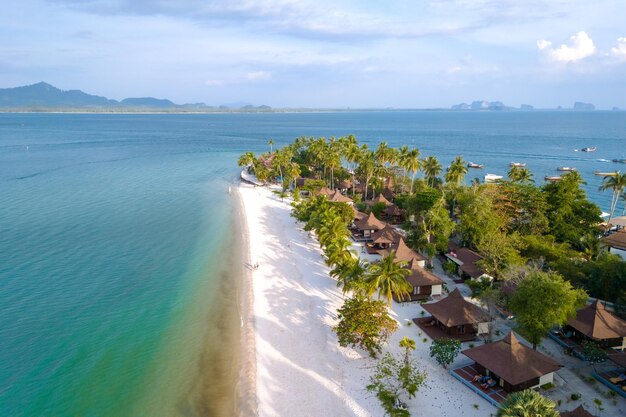 Isola tropicale di Koh Mook nel mare di Andaman Trang in Thailandia