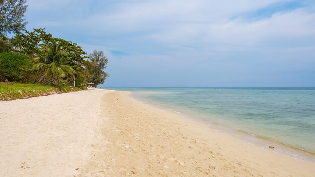 Isola tropicale di Koh Ngai nel mare di Andaman Trang in Thailandia