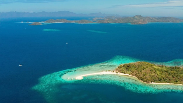 Isola tropicale di vista sul mare aerea con acqua turchese del banco di sabbia e barriera corallina ditaytayan palawan phil