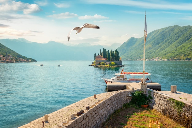 Isola vicino alla città di Perast