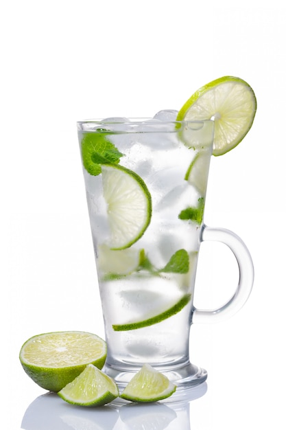 Isolamento del cocktail di Mojito su un bianco. Dring lungo.